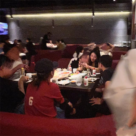 殷桃外出聚餐被偶遇，满脸通红身材火辣，桌上摆多瓶茅台酒显豪横