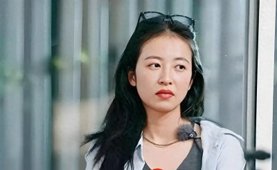 ​越扒越多！周雨彤“故宫嚣张”往事被扒，当年多嚣张才开车进故宫