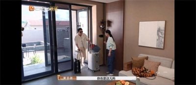 ​黄圣依的原生家庭比玫瑰还好，为什么嫁给一个有“平静疯感”的扬