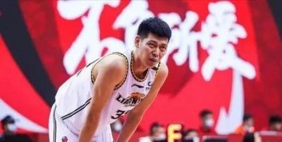 ​周琦和朱荣振(辽篮主帅杨鸣)