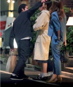 ​荣仓奈奈贺来贤人公开秀恩爱 街头上演摸头杀