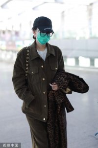 ​孙怡戴棒球帽低调出行 穿咖色灯芯绒套装休闲且保暖