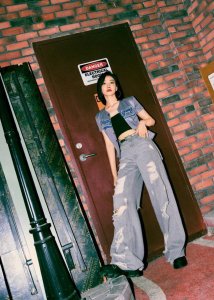 ​宋茜拍街头风大片酷美时髦 秀纤细蛮腰身材能打