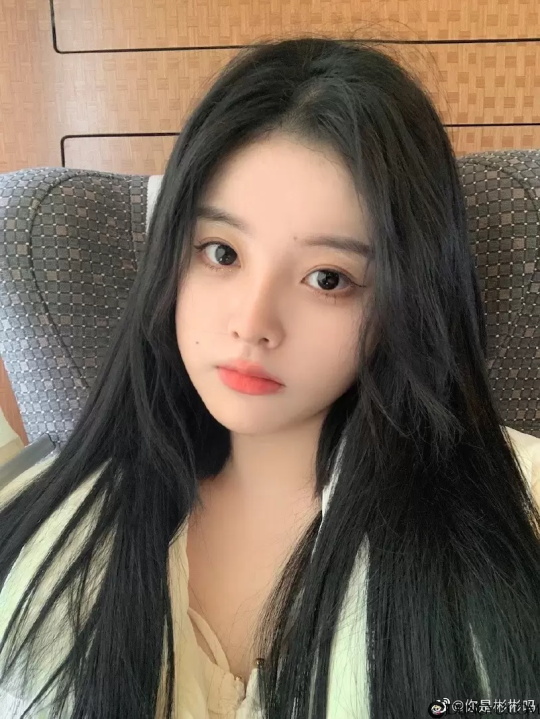 穿小洋装散步的超可爱甜妹「你是彬彬吗」，白皙美肌散发超强诱惑力！