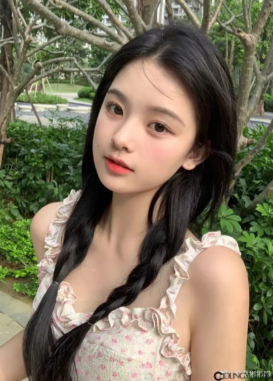 穿小洋装散步的超可爱甜妹「你是彬彬吗」，白皙美肌散发超强诱惑力！