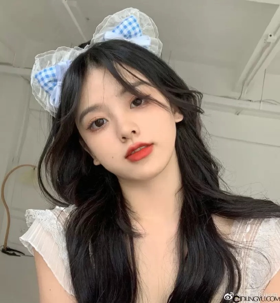 穿小洋装散步的超可爱甜妹「你是彬彬吗」，白皙美肌散发超强诱惑力！