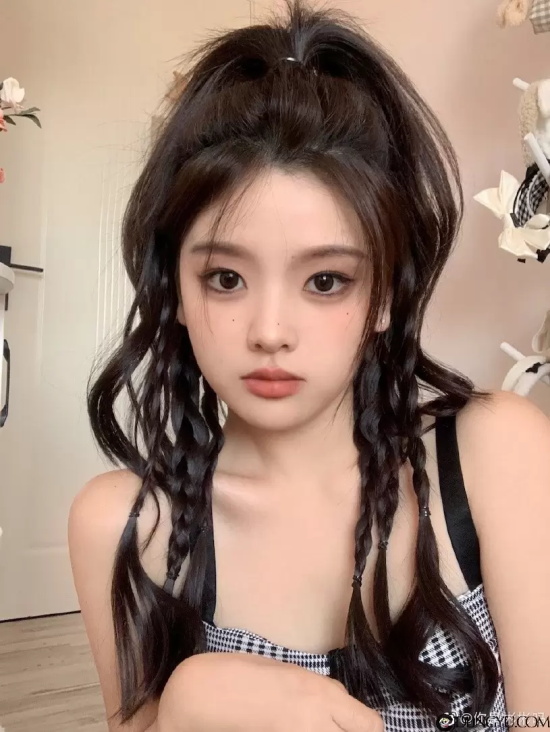 穿小洋装散步的超可爱甜妹「你是彬彬吗」，白皙美肌散发超强诱惑力！