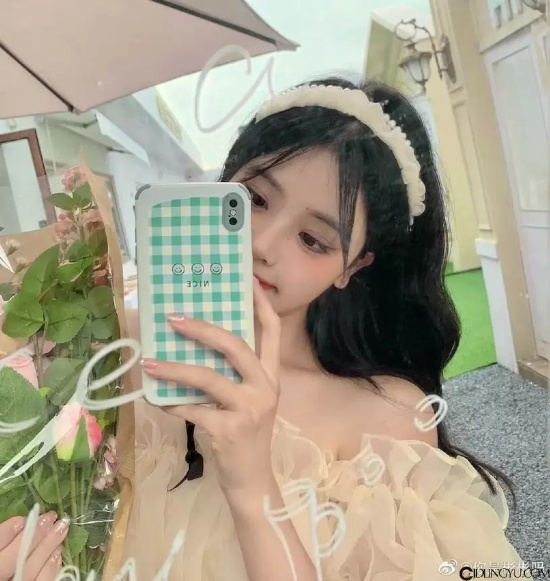 穿小洋装散步的超可爱甜妹「你是彬彬吗」，白皙美肌散发超强诱惑力！