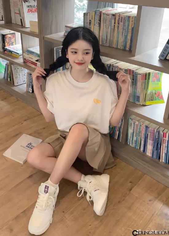 穿小洋装散步的超可爱甜妹「你是彬彬吗」，白皙美肌散发超强诱惑力！