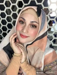 ​马来女歌手主动帮丈夫纳妾？如今近况曝光：我们仨很幸福…