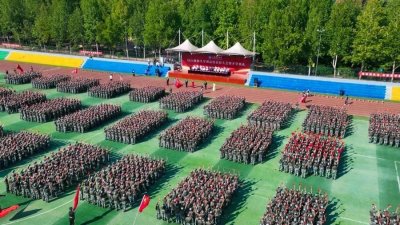 ​燃！山东英才学院举行2024级新生军训总结表彰大会暨开学典礼