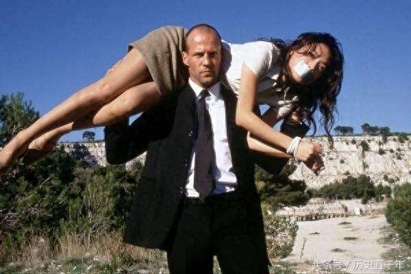 直击打不死的硬汉杰森·斯坦森的美人缘，但也有让他惧怕的瞬间