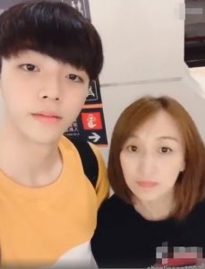 ​陈立农晒与女友合照？ 女方头靠陈立农胸膛 网友：女友很漂亮！