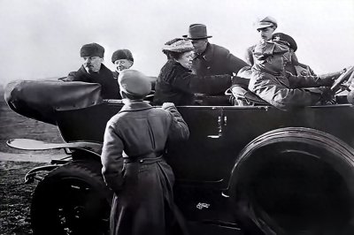 ​1919年，列宁乘坐劳斯莱斯被抢劫