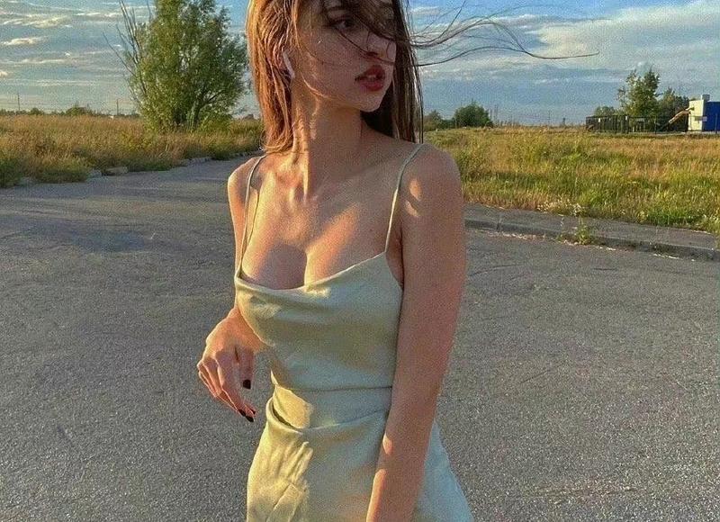 婶婶病了,为了筹钱,她选择嫁给村长的儿子 婶婶病了,为了筹钱,她选择嫁给村长的儿子
