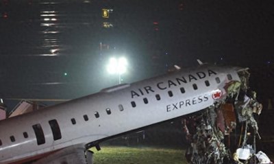​客机在美国出车祸，落地后撞车，机长死亡，空乘连人带座飞出机外