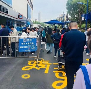​“销金窟”里杀出的“穷鬼超市” ——五一被3万人搬空货架