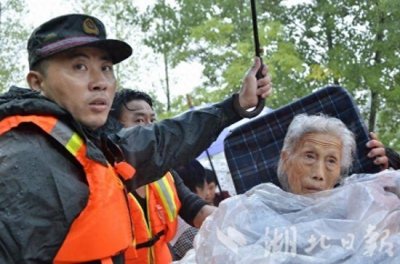 ​弘扬三大精神 奋力建成支点丨9年前洪水中的“撑伞哥”，一次次冲进烈焰守护生