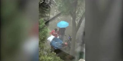 ​神反转！全网心疼的快递小哥，在雨中爆哭的真正原因是……