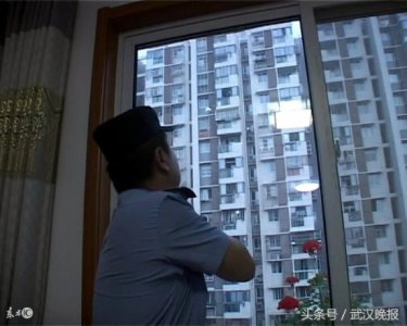 ​儿子好友蹭吃蹭喝8天引老爹报警，民警上门一查，他竟是个逃犯