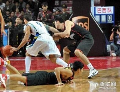 ​中国男篮和巴西队打架原因大揭秘！邓华德暴怒被驱逐，竟是因为这