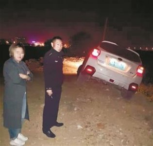 ​女司机跟着导航险翻进鱼塘 警察凌晨请来吊车作业