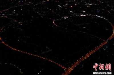 ​安徽合肥：市民打卡浪漫“心形公路”