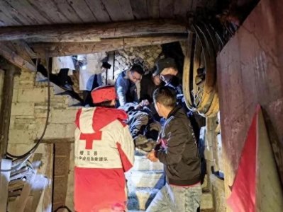 ​家属称老人已去世民警多看一眼救回