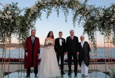 ​厄齐尔结婚了！与貌美妻子海边大婚 证婚人是土耳其总统