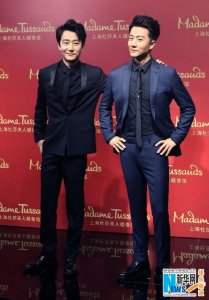 ​黄轩蜡像揭幕遇见自己 与“冯导”默契互动