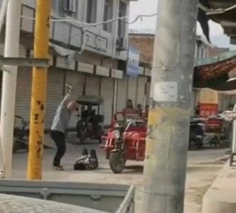 ​西安62岁男子当街殴打妻子，警方：行拘