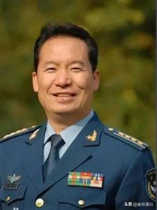 ​他两次从坠机上跳伞两次重返蓝天，成我国首批三名国际试飞员之一