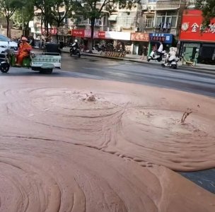 ​南京一路面持续喷涌红褐色不明物质！专家紧急调查，交警回应