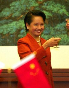 ​菲律宾女总统阿罗约：在位10年亲近中国，疏远美国，自称中国儿媳