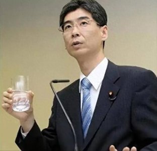 ​14年前，当镜头前喝下核污染水的日本议员，为何消失的无影无踪？