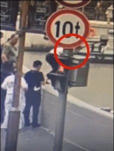 ​白衬衫系领带的他飞身跳桥，1分钟后所有人松了口气，“我急着上班，要快点走