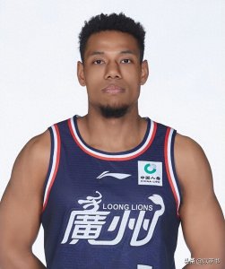 ​他是中国男篮首位混血国手，从北京四中考入北大，暗恋校花近10年