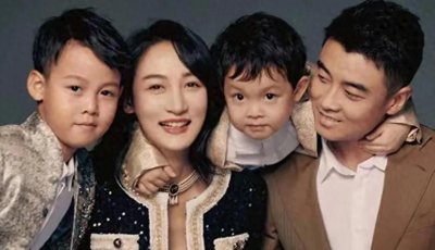 ​马龙一家四口全家福曝光，两个儿子穿兄弟装，妻子夏露气质很迷人