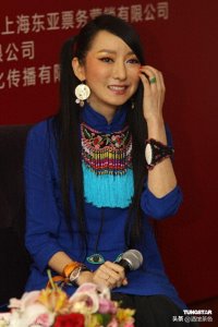 ​她年少成名，3登春晚却出尽洋相，嫁给富豪丈夫后，41岁活成这样