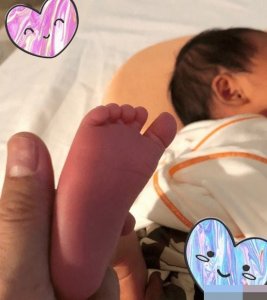​林依晨迎39岁生日 产后首晒女儿脚丫