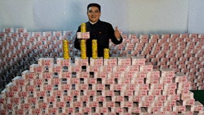 ​他把现金堆成山，高调捐款20亿后“消失”，如今出现在家种地？
