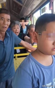 ​闹大了!老太强行让小学生让座怒怼劝阻者，小学生委屈落泪