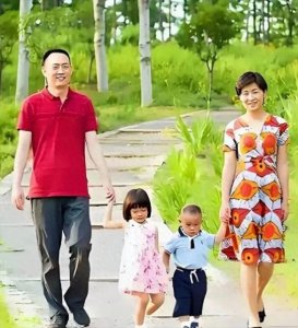 ​首位女航天员刘洋一家四口的合影，丈夫高大帅气，孩子机灵可爱。