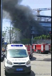 ​5.11成都在建工地火灾两死一伤，黑烟升腾火灾原因成疑…