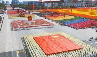 ​1999年国庆阅兵仪式上红遍中国的＂双胞胎姐妹花＂，后来怎么样？