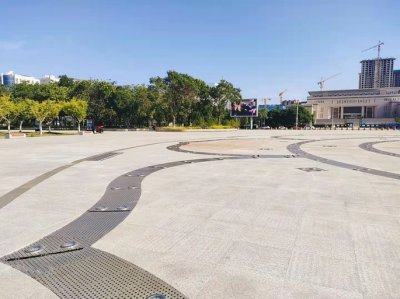 ​8岁男童被喷泉冲离地面摔伤，抢救11天不幸亡，孩子妈妈：希望喷泉广场加强管