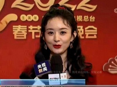 ​赵丽颖扛住央视高清镜头扎半马尾穿中国红少女感十足，肉手超萌