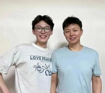 ​54岁刘奕君带女儿打高尔夫，14岁女儿身材匀称，父女pk打球很温馨