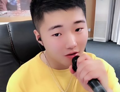 ​网红“白小白”自曝结婚后，妻子正脸照被扒出，好友称其已有孩子