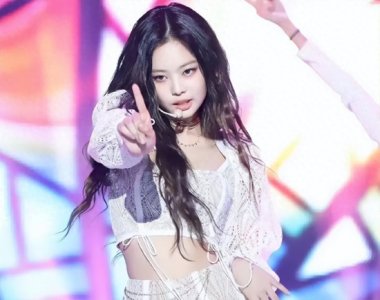 ​Jennie演唱会露低是否故意？这可是她自己发的图